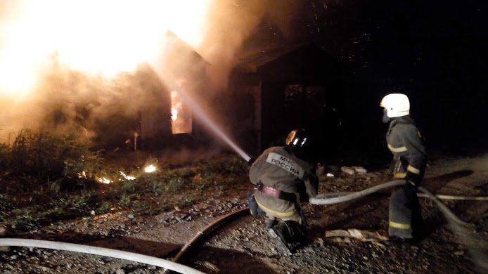 В Мильковском районе пожарные ликвидировали возгорание в гараже