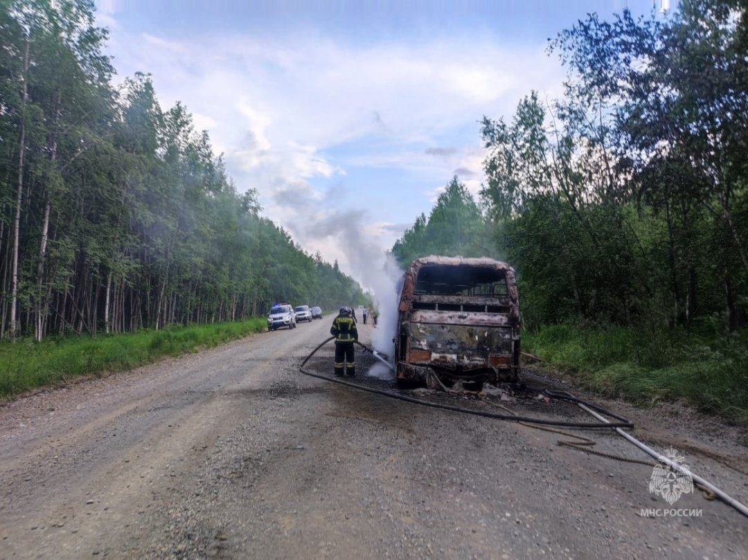 В Мильковском округе пожарные ликвидировали возгорание в заказном автобусе